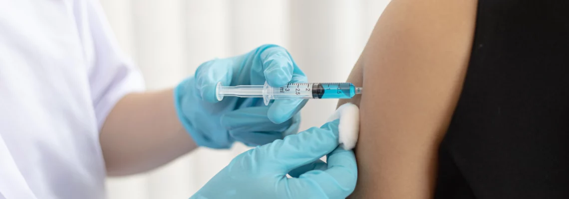 Ból ręki po szczepieniu – przyczyny i jak go złagodzić?