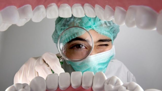 Próchnica ukryta między zębami. Jak ją rozpoznać i jej przeciwdziałać?
