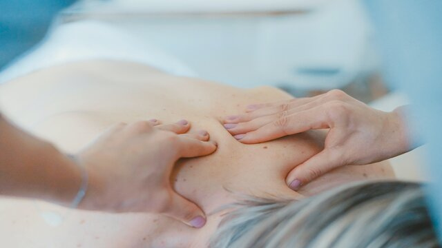 Rozciąganie czy masaż? Jak skutecznie zregenerować mięśnie po treningu