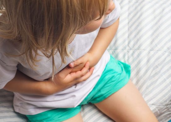 H2: Domowe metody na ból brzucha Kiedy twój maluch skarży się na ból brzucha, naturalnym instynktem jest chęć natychmiastowego złagodzenia jego cierpienia. Szczęśliwie, istnieje wiele domowych sposobów, które mogą pomóc. Oto kilka z nich. H3: Stosowanie ciepła na ból brzucha Podkładka elektryczna lub termofor mogą stanowić skuteczną ulgę dla dziecka cierpiącego na ból brzucha. Ciepło działa relaksująco na mięśnie i pomaga zmniejszyć napięcie, które często towarzyszy bólom brzucha. Upewnij się jednak, że temperatura nie jest zbyt wysoka, aby uniknąć oparzeń. To proste i bezpieczne rozwiązanie, które warto wypróbować szczególnie w sytuacjach, gdy ból brzucha u dziecka pojawia się w nocy. H3: Ułatwienie trawienia: lekka dieta i nawadnianie Dieta może mieć duży wpływ na ból brzucha u dziecka. Jeśli zauważysz, że ból pojawia się po posiłkach, warto rozważyć wprowadzenie do diety dziecka lżej strawnych potraw. Co na ból brzucha u dziecka 2 latka? Przy bólach brzucha u małych dzieci, polecane są zwykle delikatne buliony, gotowane warzywa i ryż. Ograniczenie tłustych i ciężkostrawnych posiłków może przynieść ulgę. Nawadnianie jest również kluczowe, szczególnie gdy ból brzucha towarzyszy biegunka. W takim przypadku, dobrze sprawdzają się roztwory nawadniające dostępne bez recepty. H3: Ćwiczenia i masaże łagodzące ból Lekki masaż brzucha może pomóc rozluźnić mięśnie i ułatwić przepływ gazu przez układ trawienny, co często przynosi ulgę. Warto znać kilka prostych technik masażu, które możemy zastosować u naszego dziecka w domu. Krople na ból brzucha dla dzieci to dobry początek, ale ruch również jest istotny. Zachęcanie dziecka do lekkich ćwiczeń, takich jak delikatne przewracanie z boku na bok, może również pomóc w walce z bólem brzucha. Ból brzucha u dziecka to wyzwanie, ale z odpowiednimi domowymi sposobami, możemy skutecznie pomóc naszym maluchom.