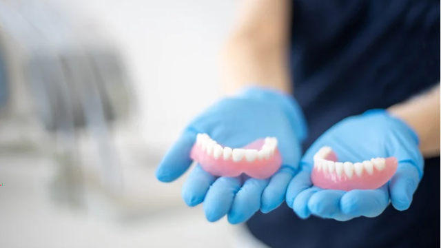 Jak pielęgnować protezy zębowe? Podstawowe zasady higieny i konserwacji