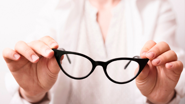 Nadwzroczność i starzenie się oka – jaka jest korelacja?