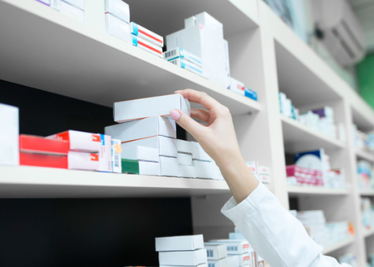 Kto może posługiwać się tytułem zawodowym farmaceuta w Polsce?