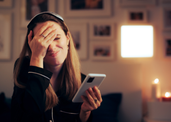 Święta z telefonem w ręku? Sprawdź, czy FOMO psuje twoją rodzinę
