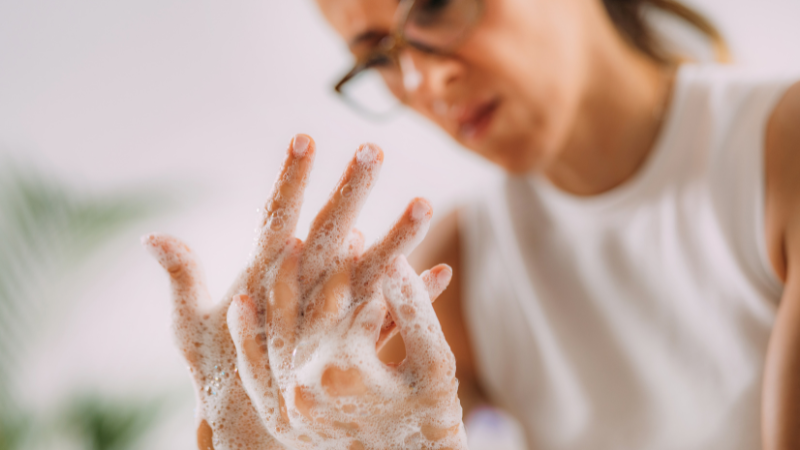 nerwica natręctw, zaburzenie obsesyjno-kompulsyjne, objawy nerwicy natręctw, przyczyny nerwicy natręctw, leczenie nerwicy natręctw, natrętne myśli, rytuały nerwicowe, terapia nerwicy