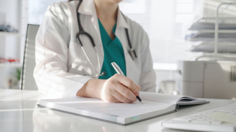 Lekarka prowadząca dokumentację medyczną – konsultacja pacjenta z podejrzeniem neurofibromatozy