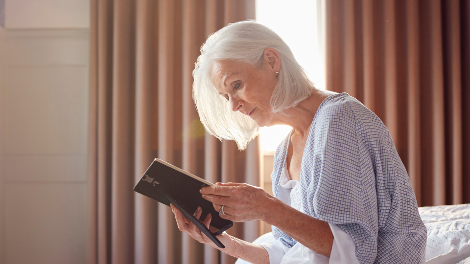 Dlaczego osoby z nadciśnieniem gorzej śpią? Kluczowa może być witamina D