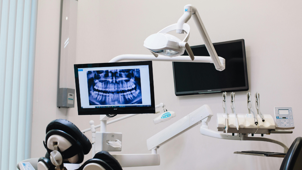 Ile kosztuje usuwanie ósemek prywatnie, a ile na NFZ? Odpowiedź może Cię zaskoczyć