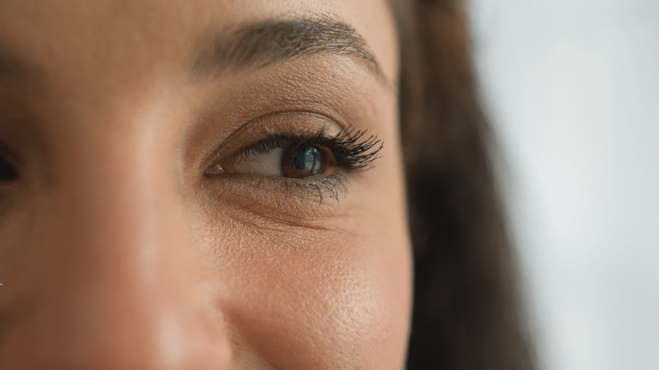 Krem na powieki – rola specjalistycznych preparatów w pielęgnacji okolic oczu