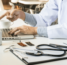 Czy lekarz online może wystawić antybiotyk? Zobacz, kiedy może odmówić recepty