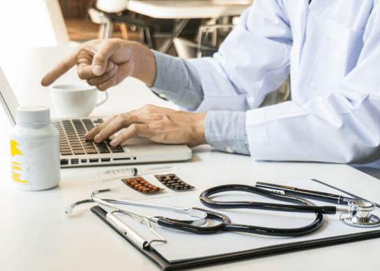 Czy lekarz online może wystawić antybiotyk? Zobacz, kiedy może odmówić recepty