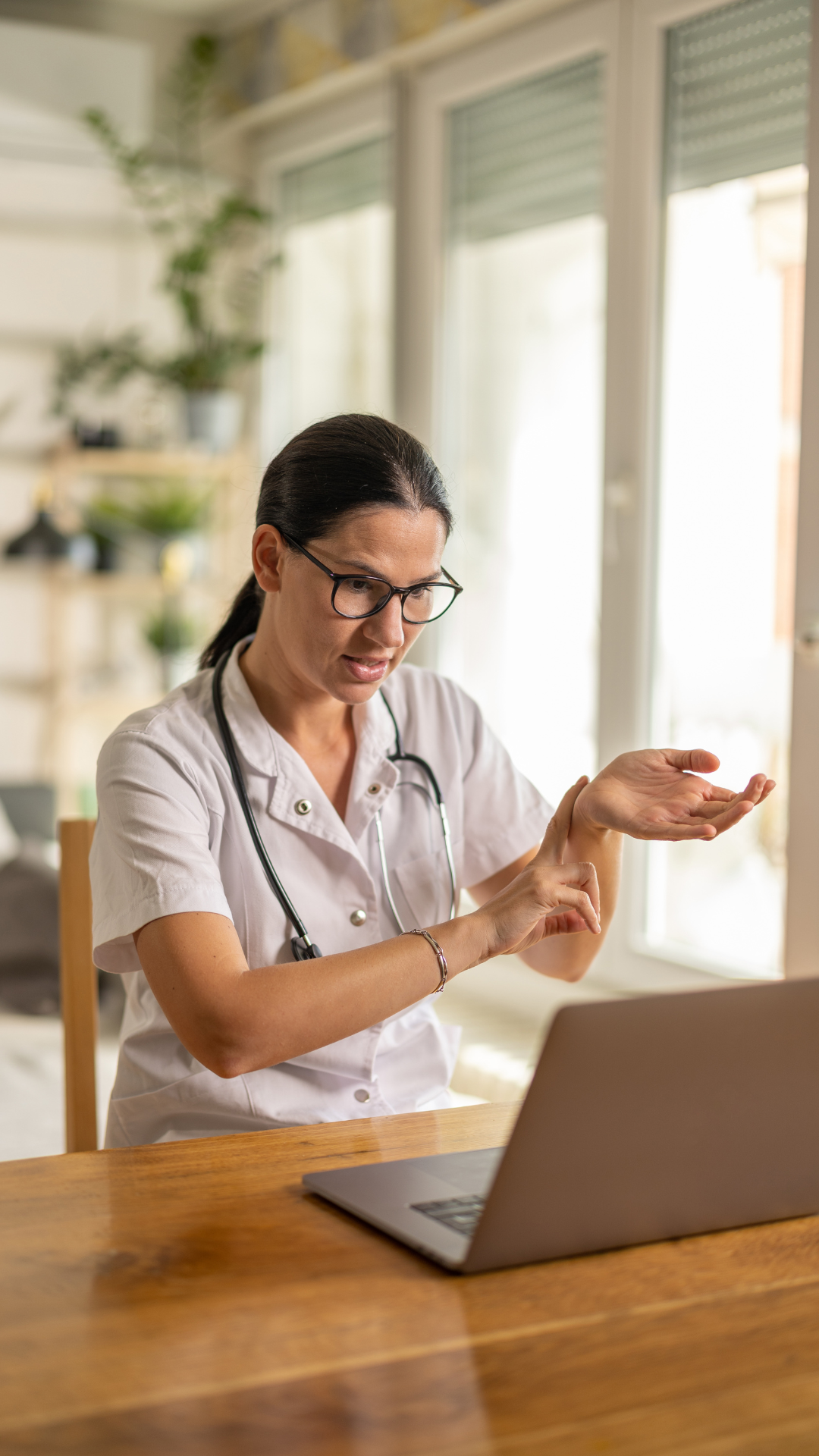 Lekarka podczas konsultacji online z pacjentem – wystawianie L4 online i porada medyczna przez internet