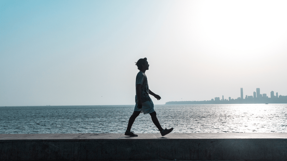 Ile kroków dziennie dla zdrowia mózgu? Nowe badania obalają mit o 10 tysiącach