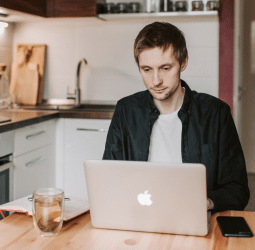 L4 a praca zdalna i hybrydowa – kiedy lekarz może odmówić?